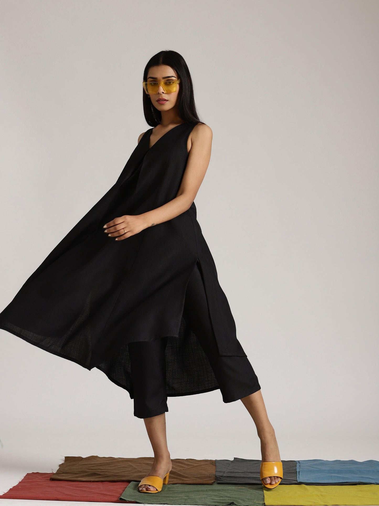 trueBrowns Cotton Linen Black Sleeveless Flared Kurta Pant | Swadesiicart