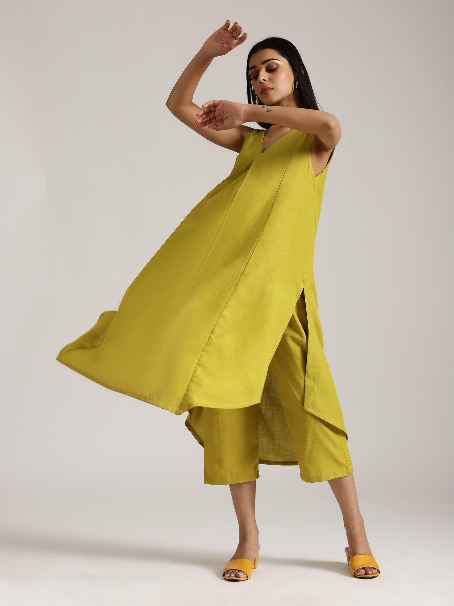 trueBrowns Cotton Linen Lime Green Sleeveless Flared Kurta Pant Set | Swadesiicart