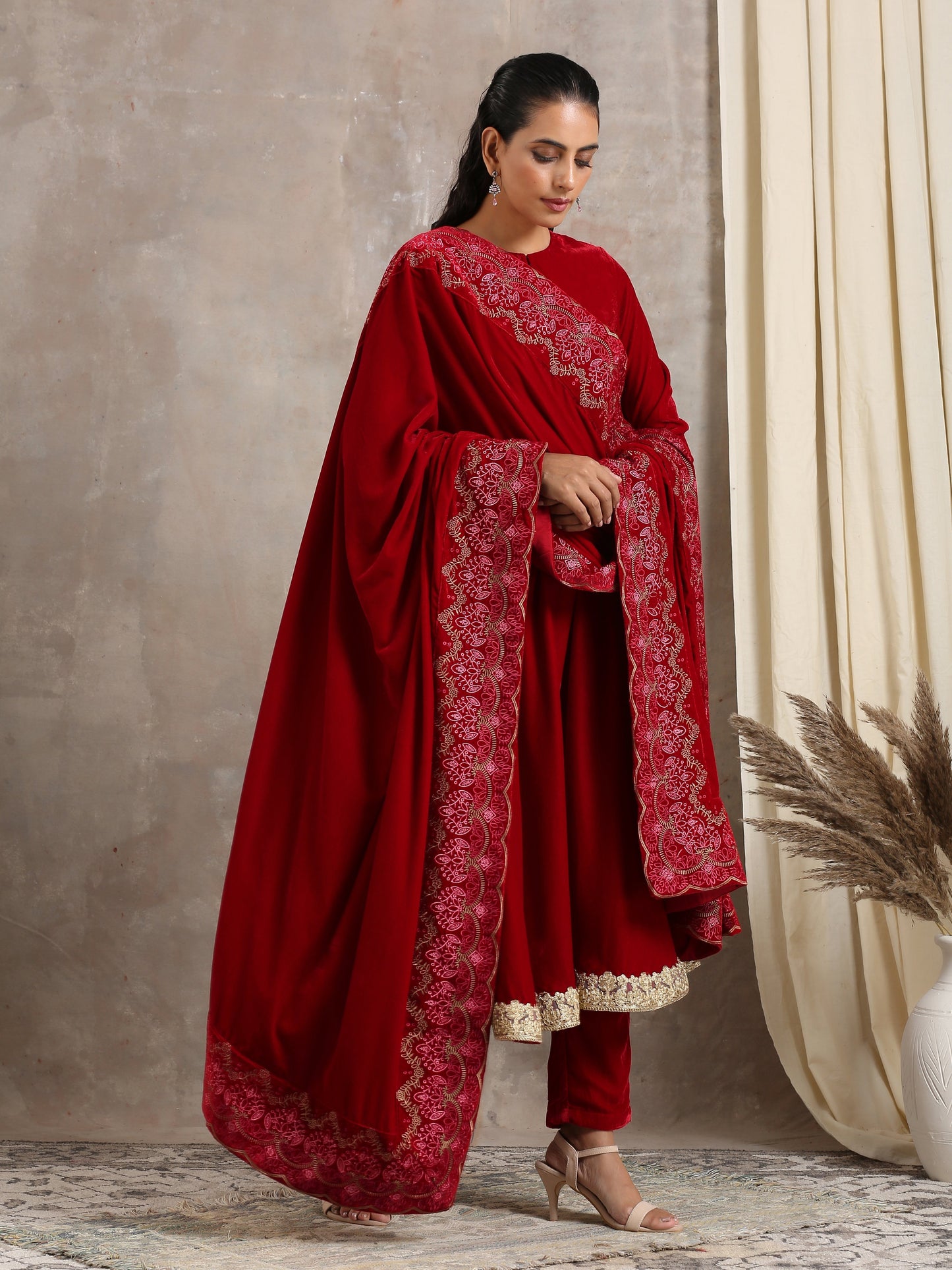 trueBrowns Red Velvet Embroidered Shawl | Swadesiicart