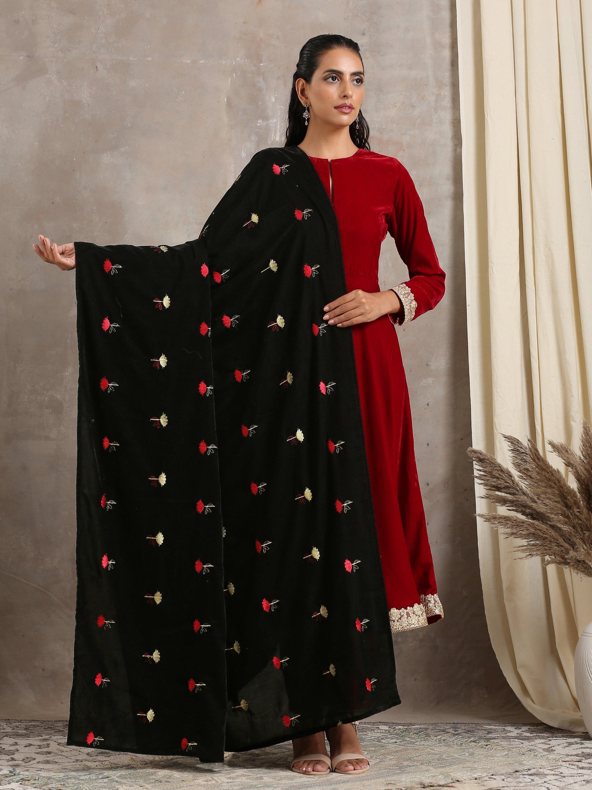 trueBrowns Black Velvet Silk Embroidered Lace Ready Pleated Saree | Swadesiicart