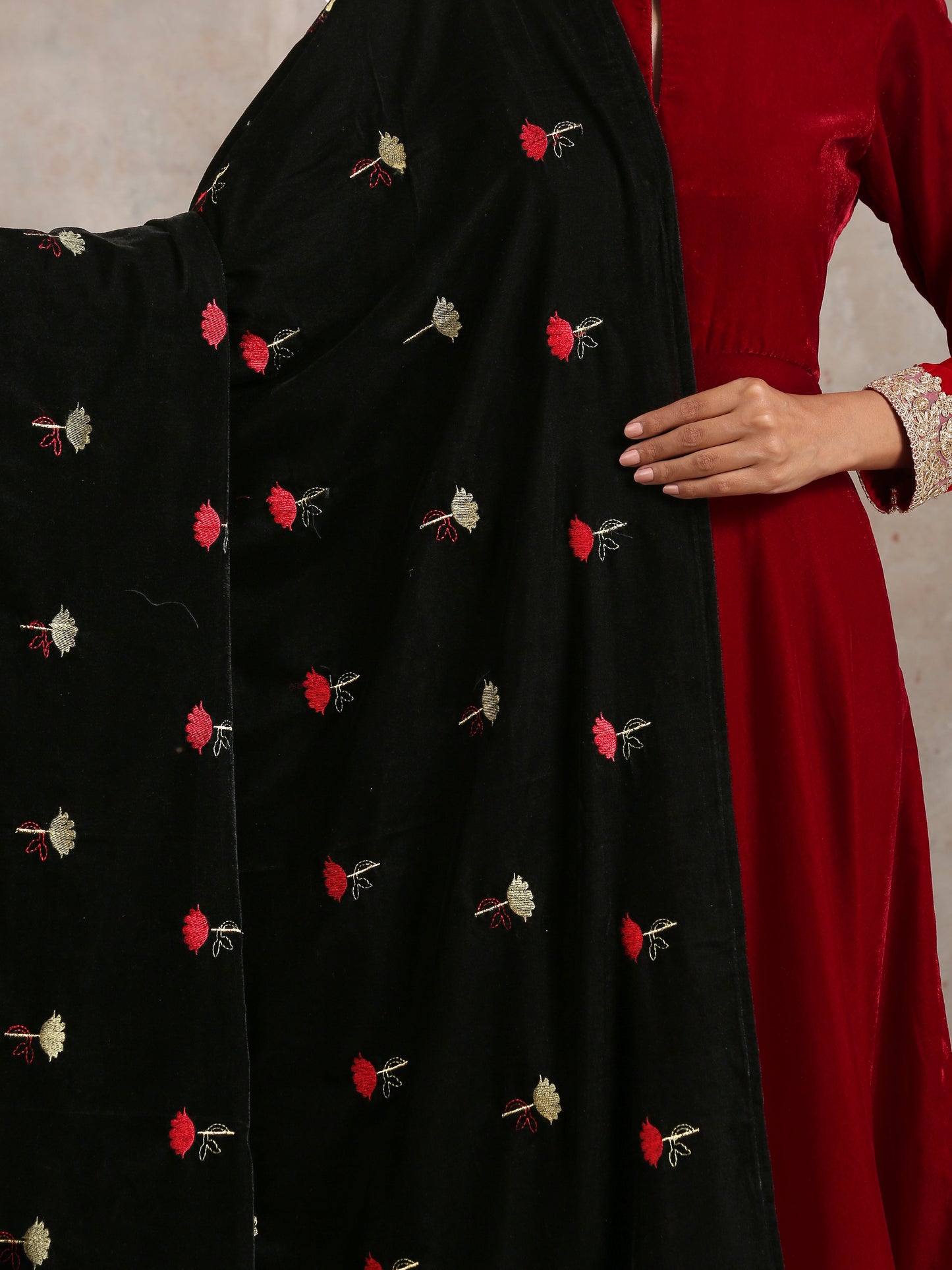 trueBrowns Black Velvet Embroidered Shawl | Swadesiicart