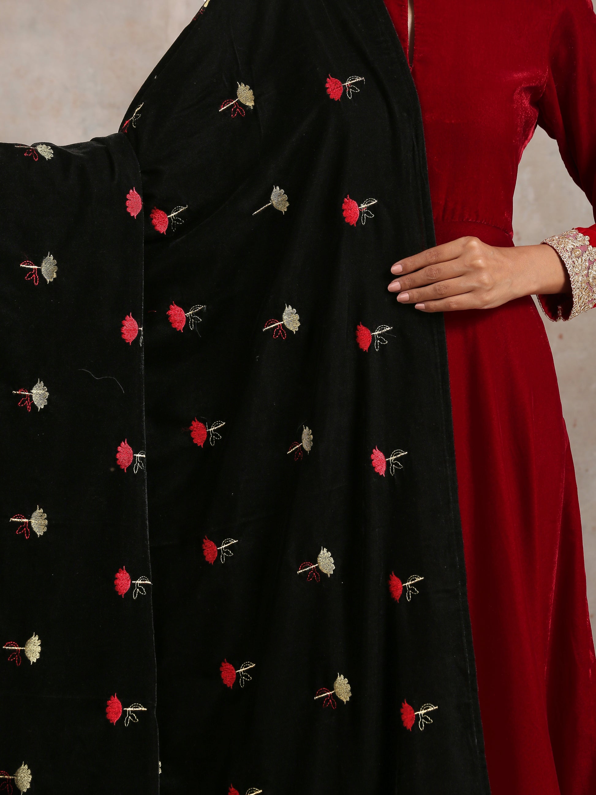 trueBrowns Black Velvet Embroidered Shawl | Swadesiicart