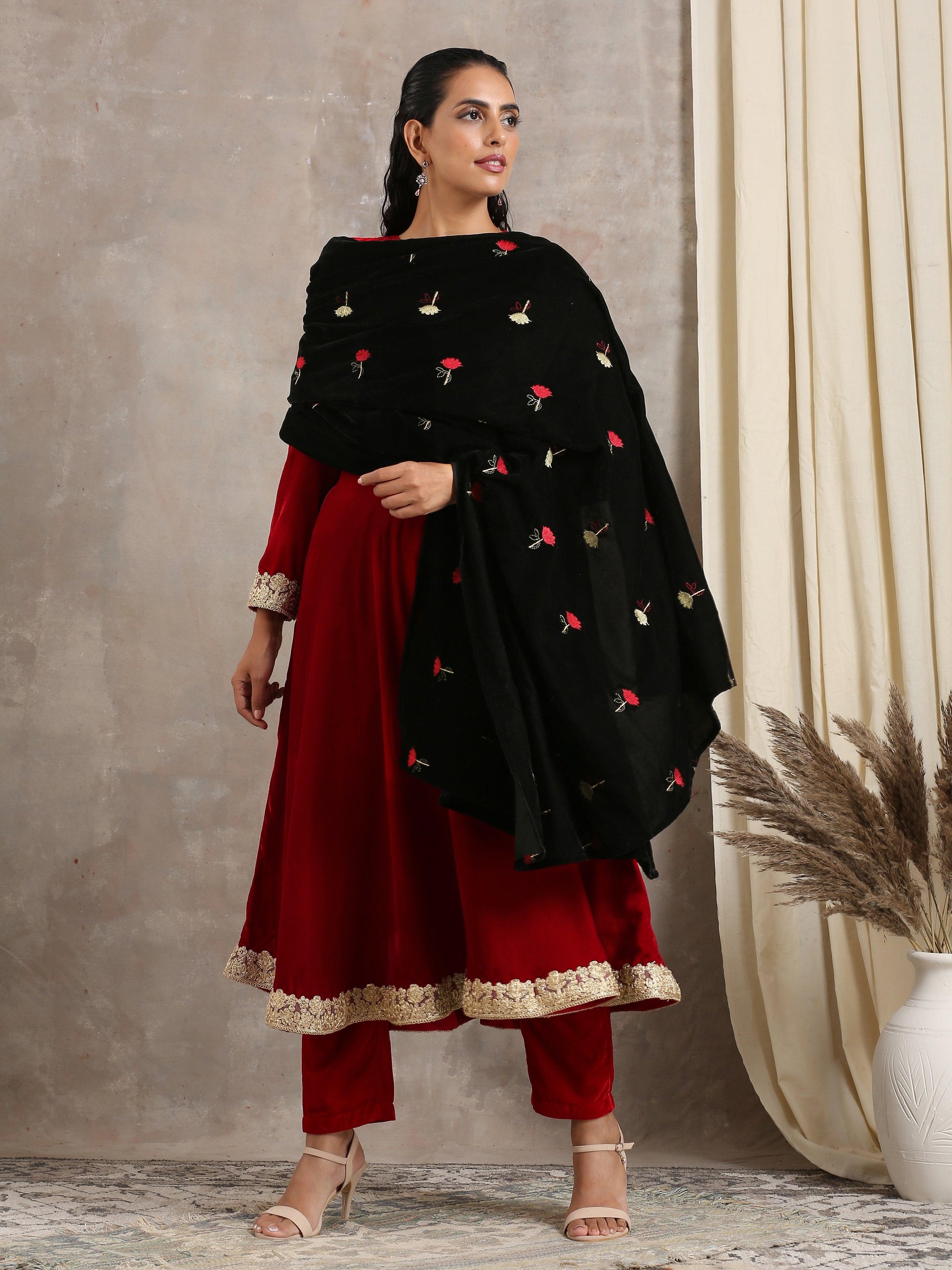 trueBrowns Black Velvet Silk Embroidered Lace Ready Pleated Saree | Swadesiicart
