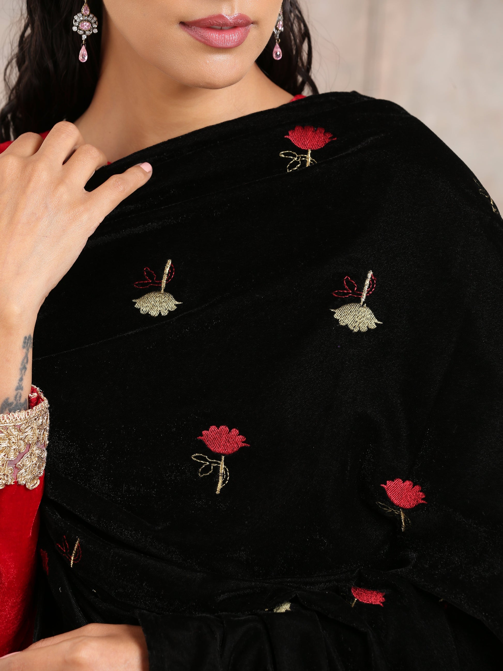 trueBrowns Black Velvet Embroidered Shawl | Swadesiicart