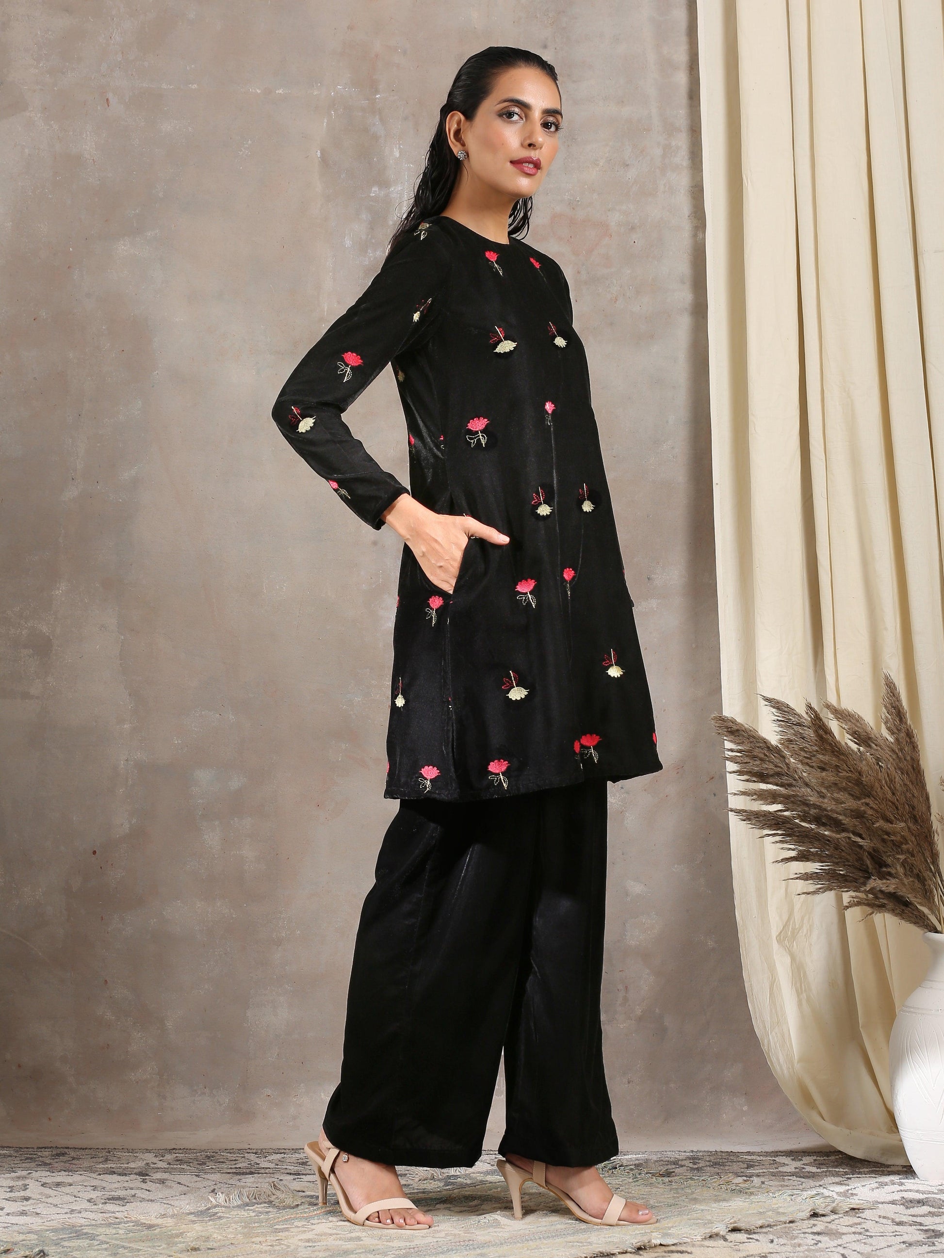 trueBrowns Black Velvet Embroidered Short Kurta | Swadesiicart