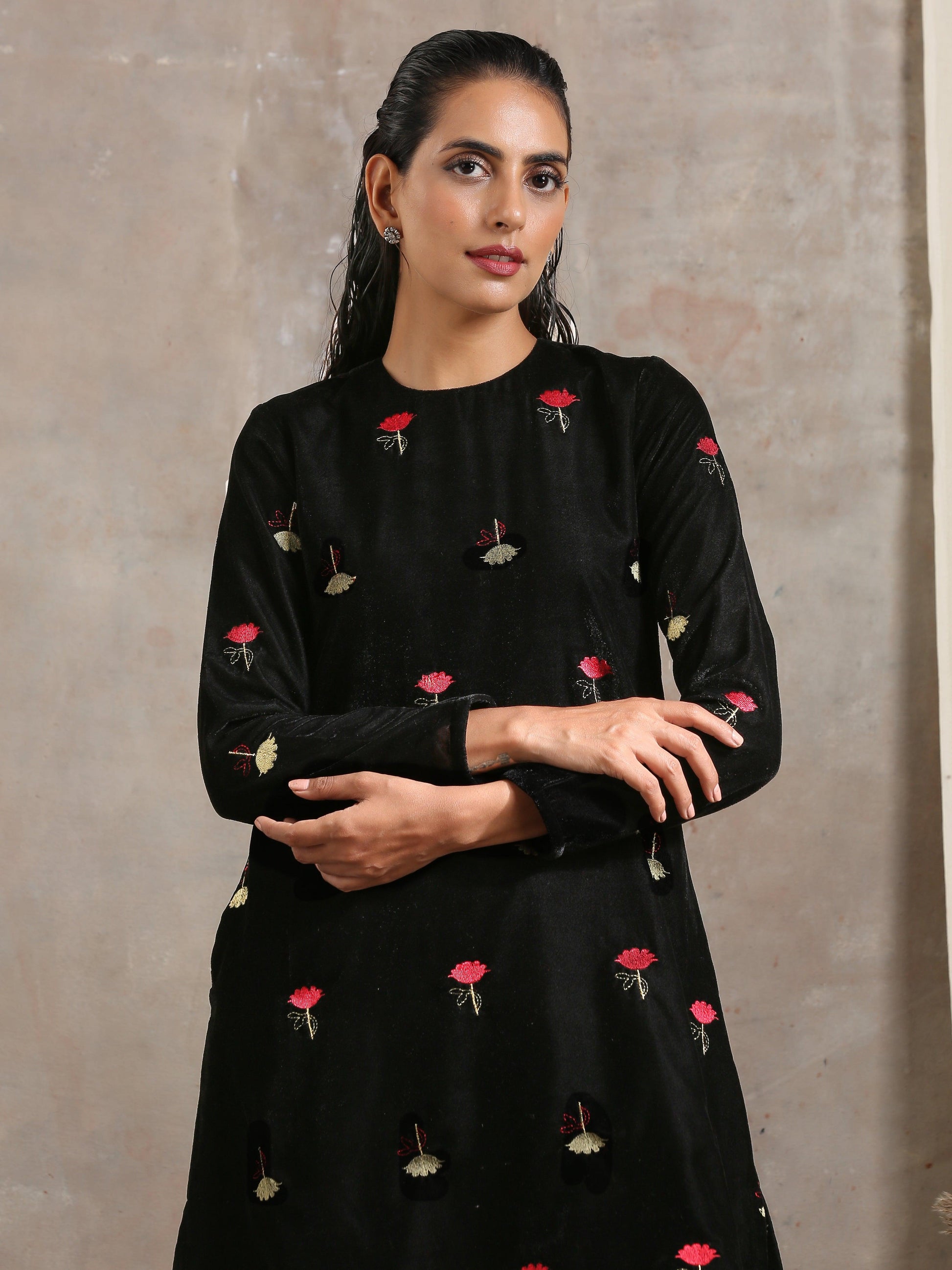 trueBrowns Black Velvet Embroidered Short Kurta | Swadesiicart