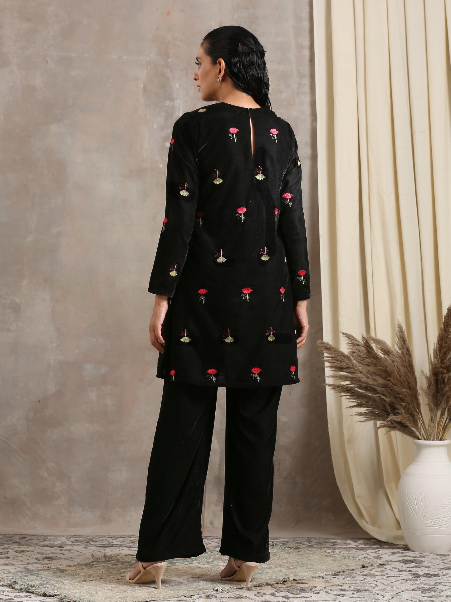 trueBrowns Black Velvet Embroidered Short Kurta | Swadesiicart