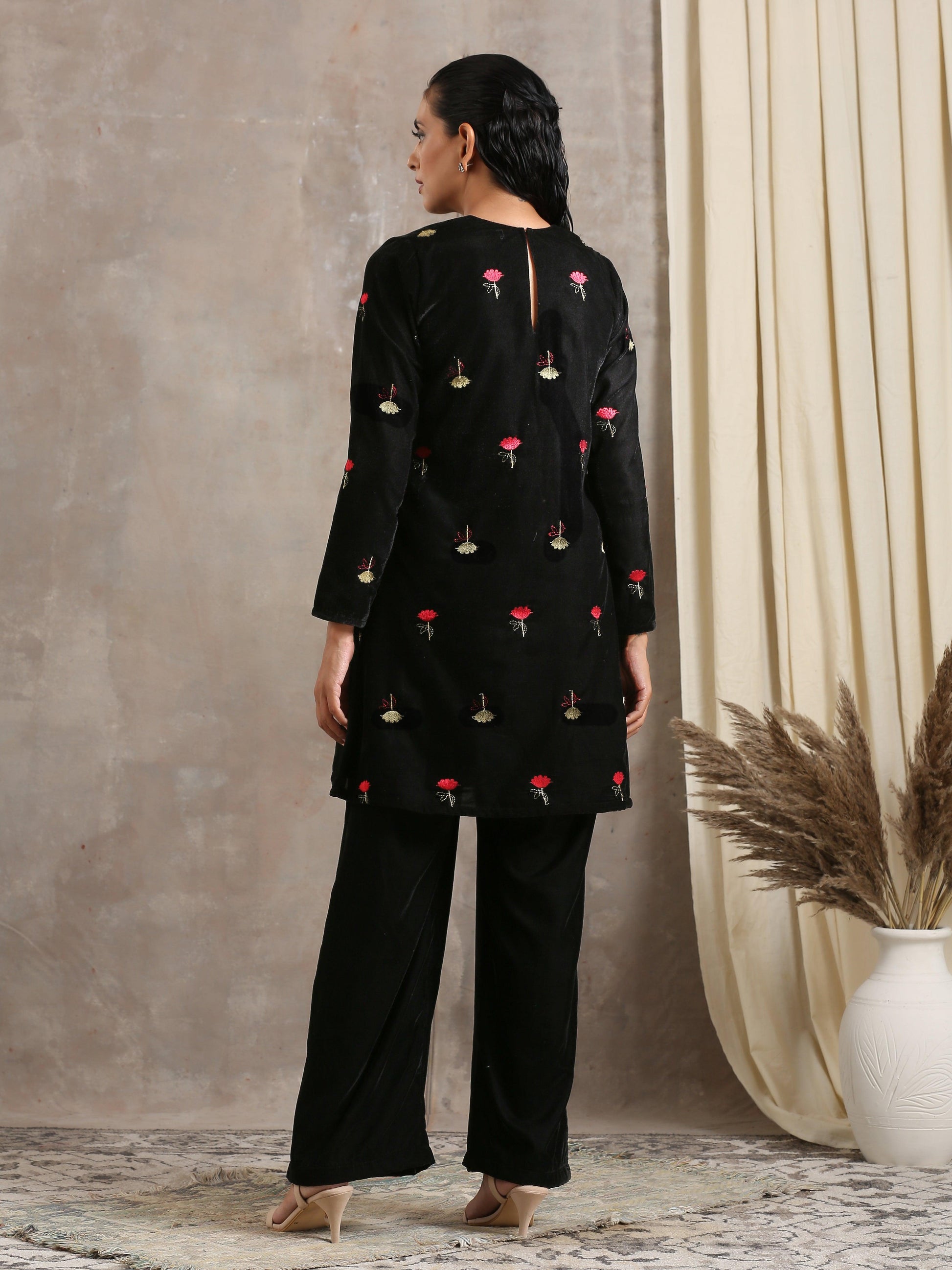 trueBrowns Black Velvet Embroidered Short Kurta | Swadesiicart