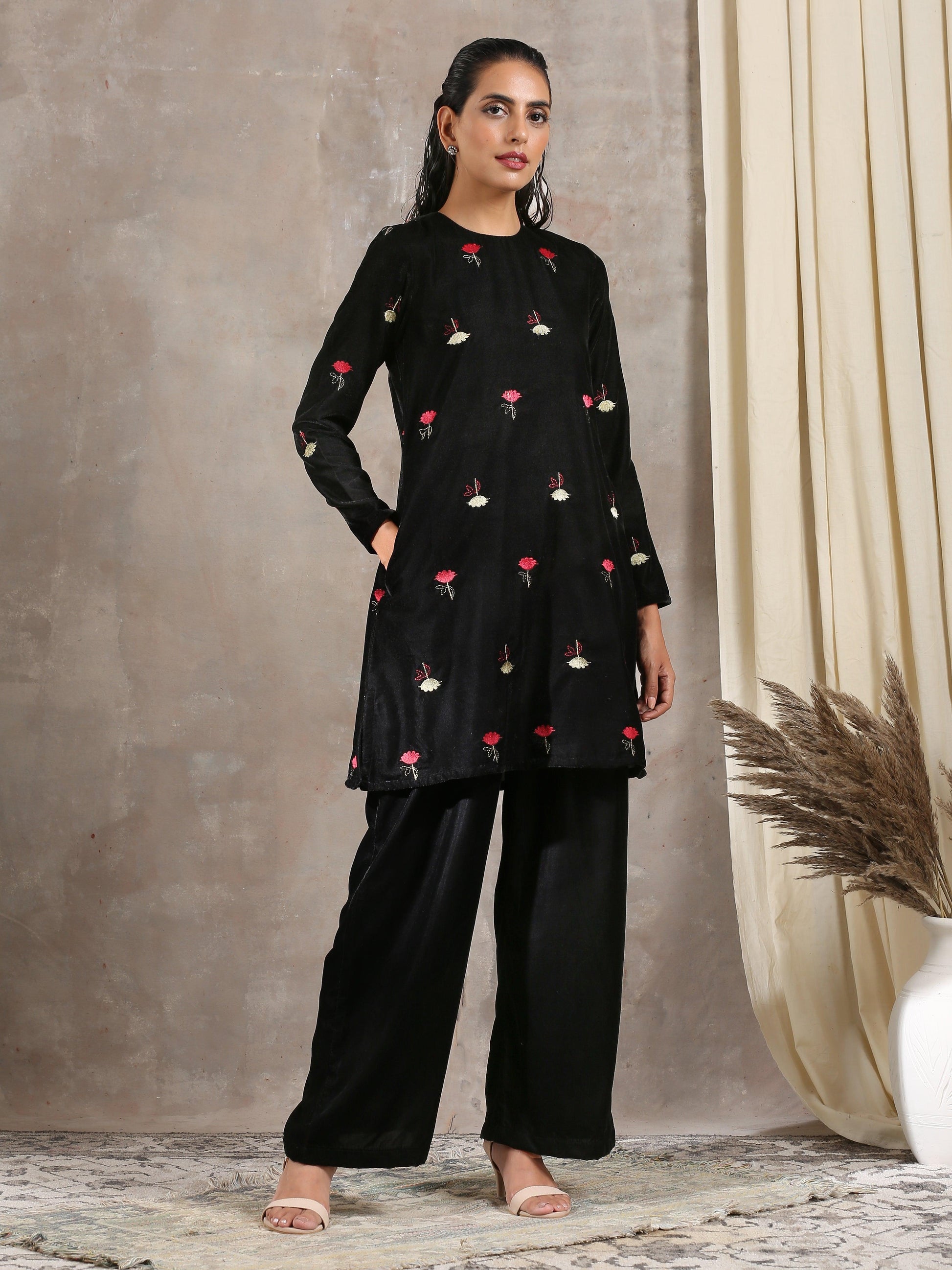 trueBrowns Black Velvet Embroidered Short Kurta | Swadesiicart