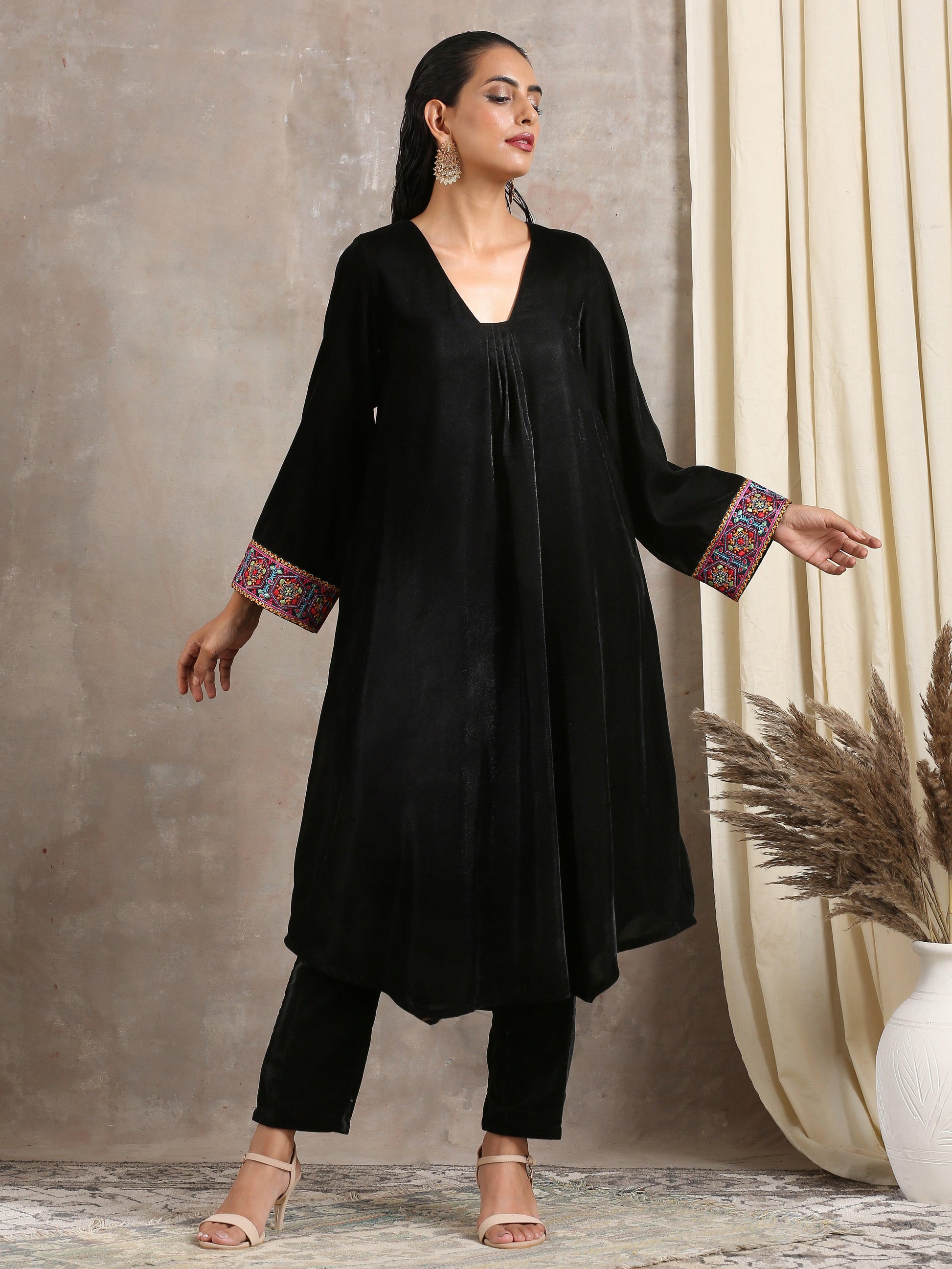 trueBrowns Black Velvet Embroidered Lace Kurta | Swadesiicart