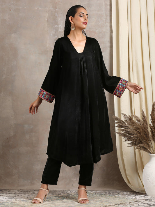 trueBrowns Black Velvet Embroidered Lace Kurta | Swadesiicart