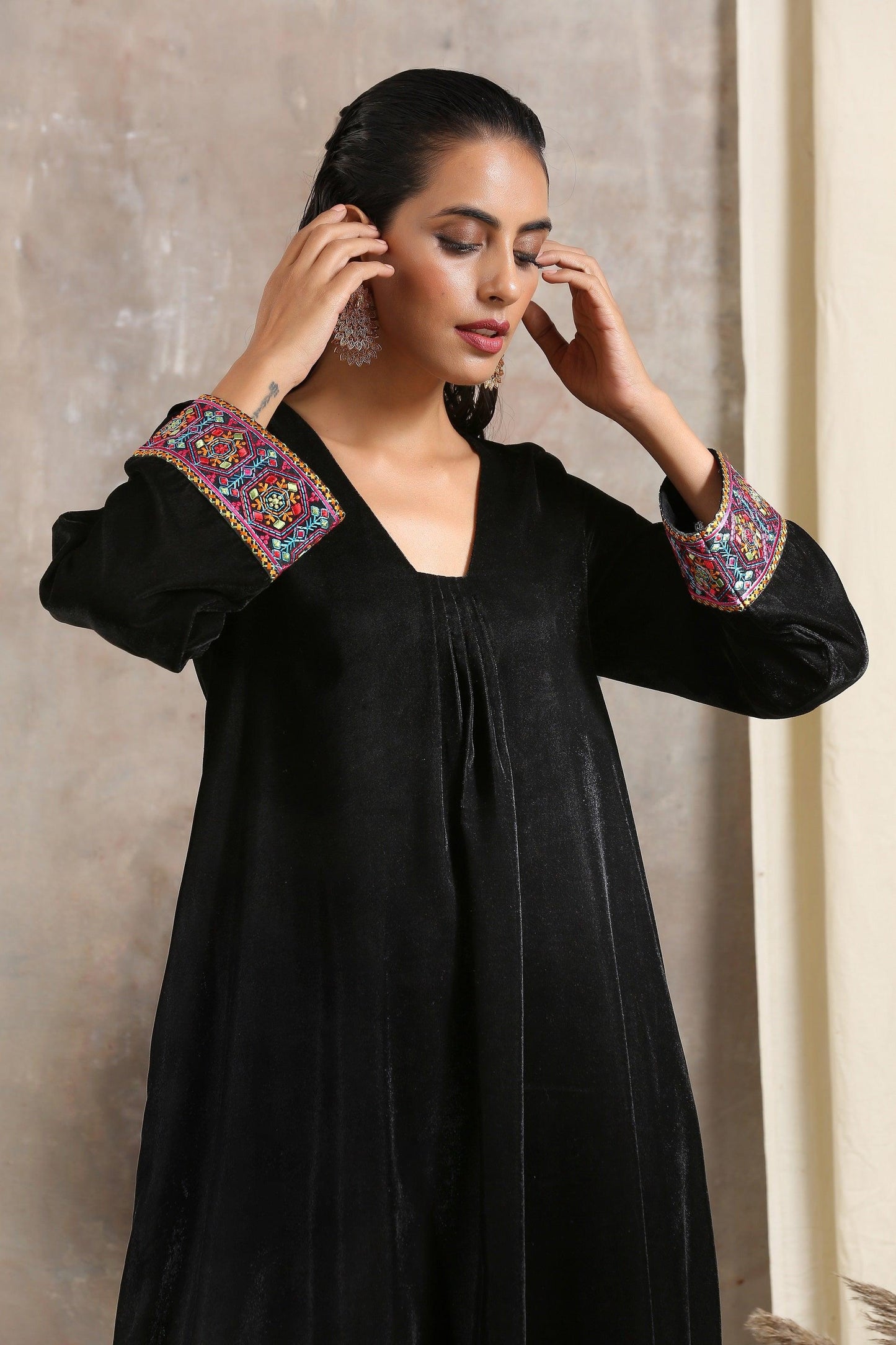 trueBrowns Black Velvet Embroidered Lace Kurta | Swadesiicart
