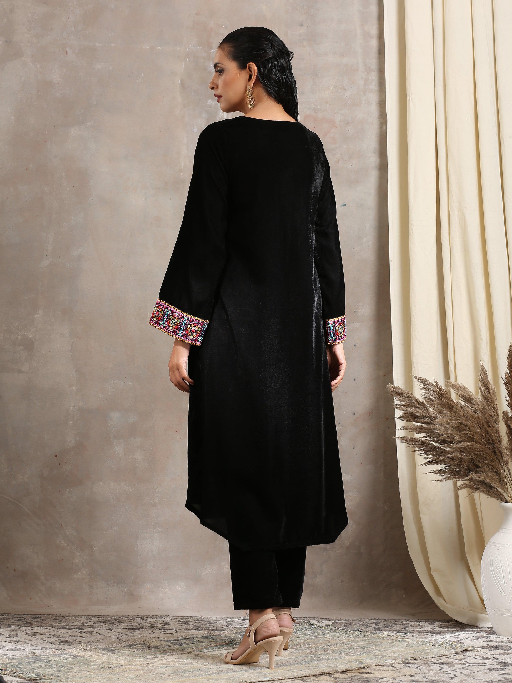 trueBrowns Black Velvet Embroidered Lace Kurta | Swadesiicart