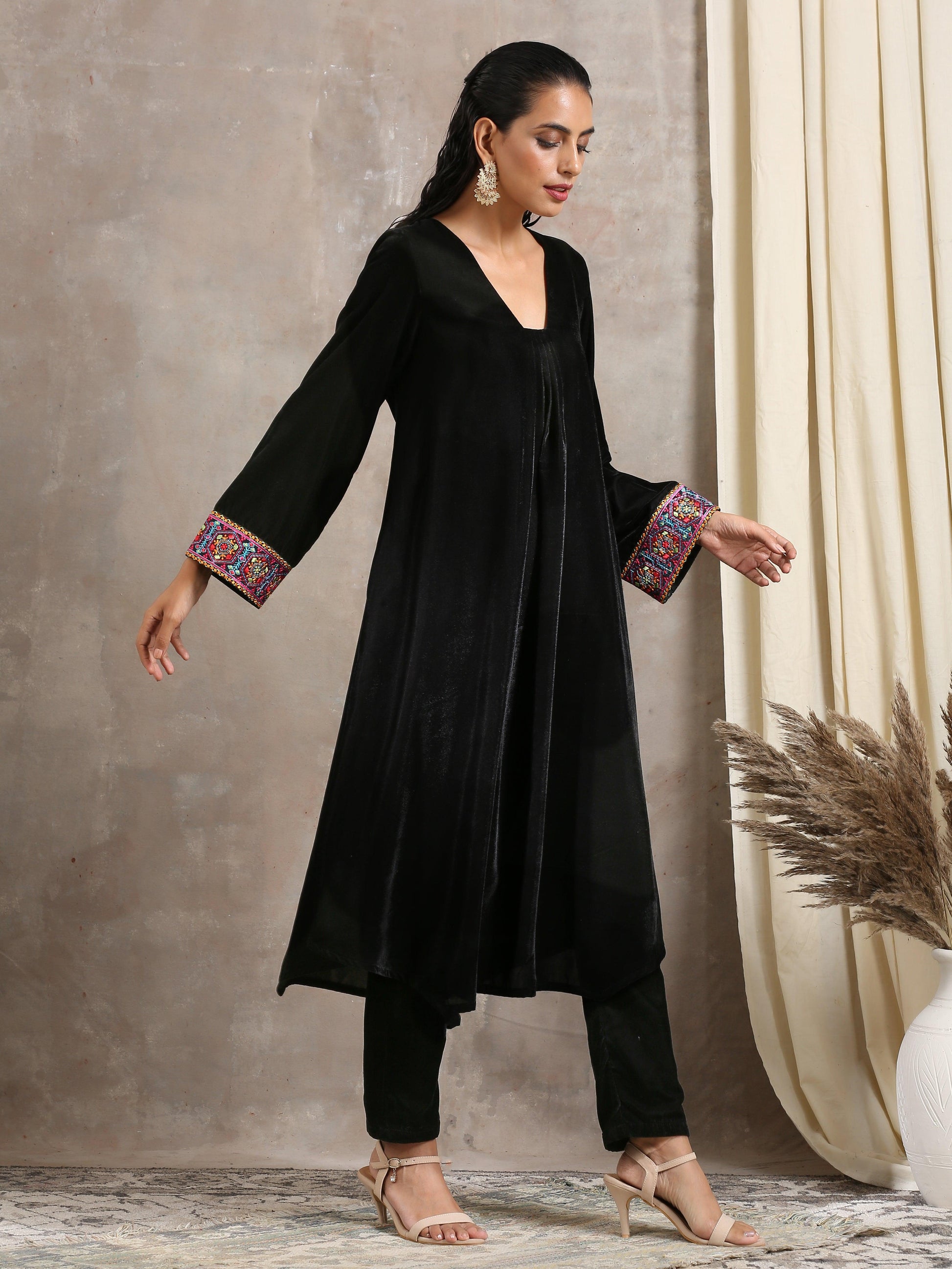 trueBrowns Black Velvet Embroidered Lace Kurta | Swadesiicart