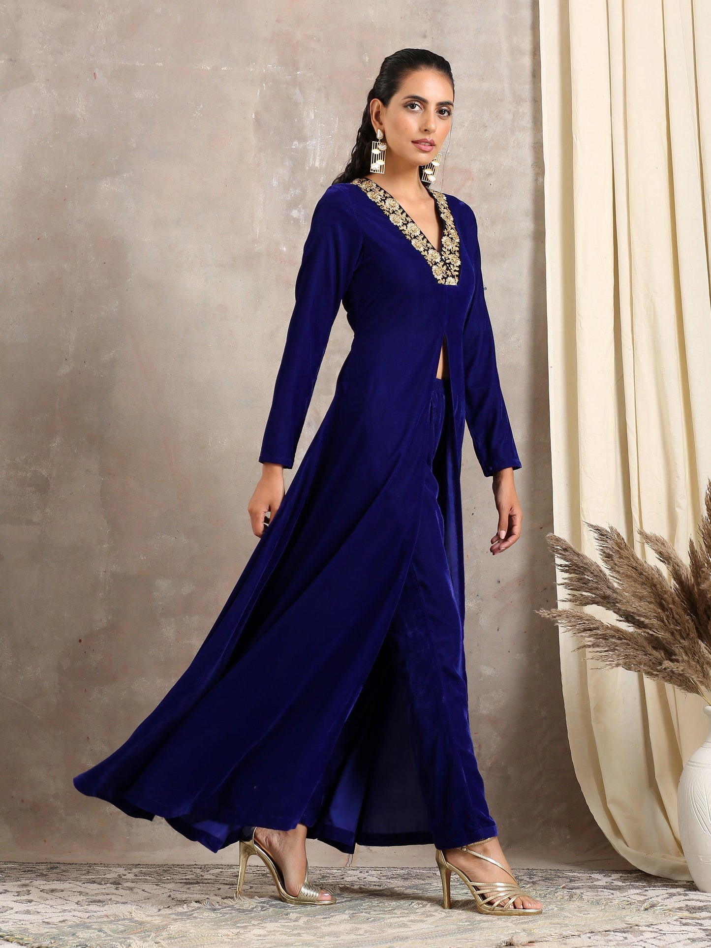 trueBrowns Blue Velvet Front Slit Kurta | Swadesiicart