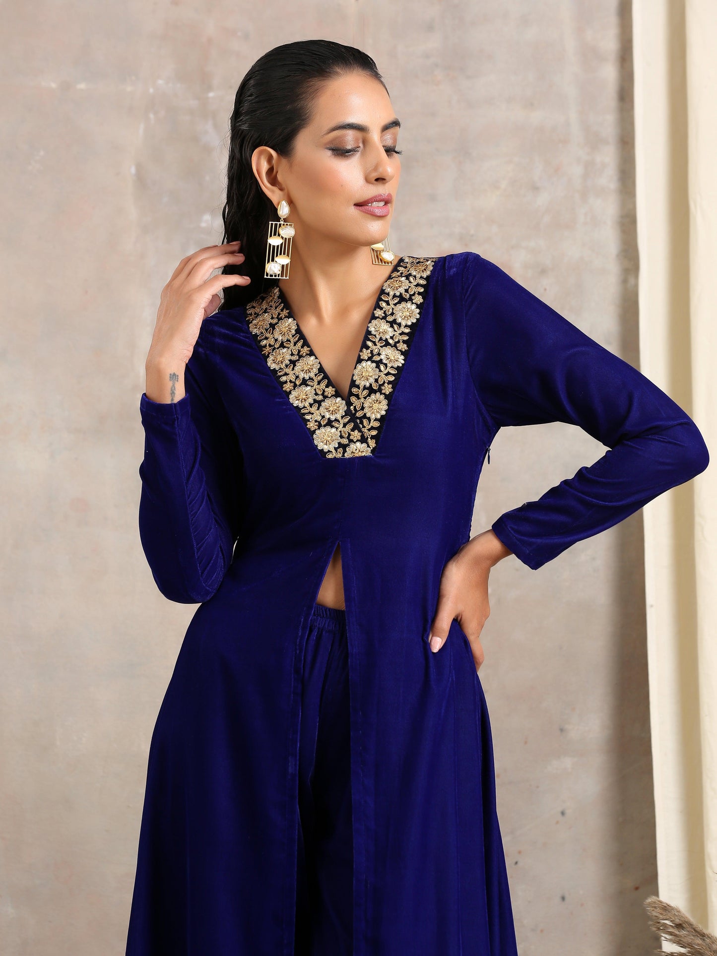 trueBrowns Blue Velvet Front Slit Kurta | Swadesiicart