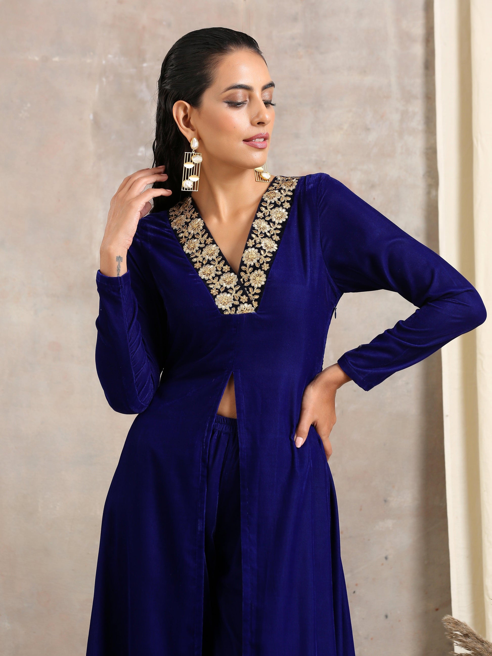 trueBrowns Blue Velvet Front Slit Kurta | Swadesiicart