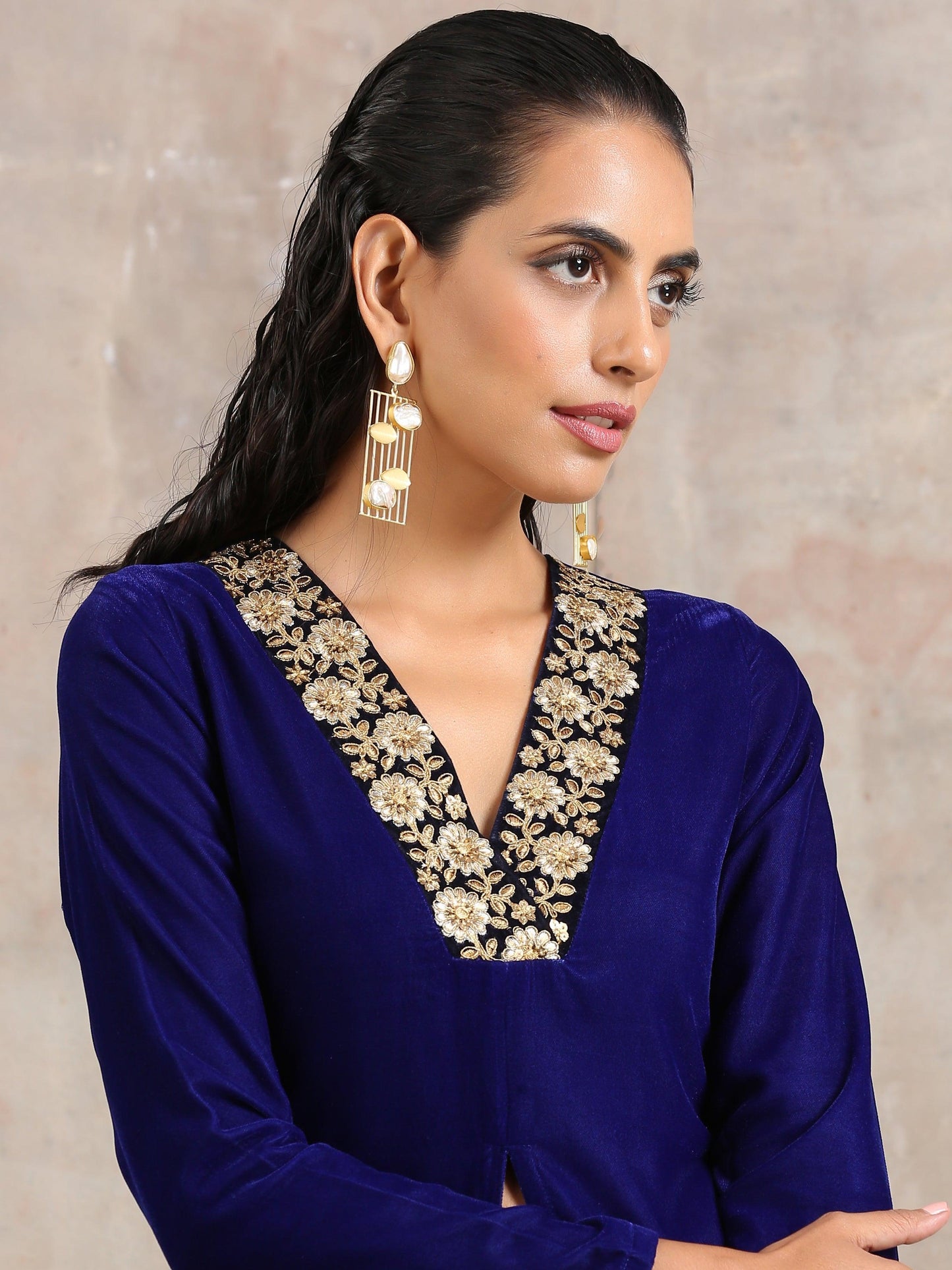 trueBrowns Blue Velvet Front Slit Kurta | Swadesiicart