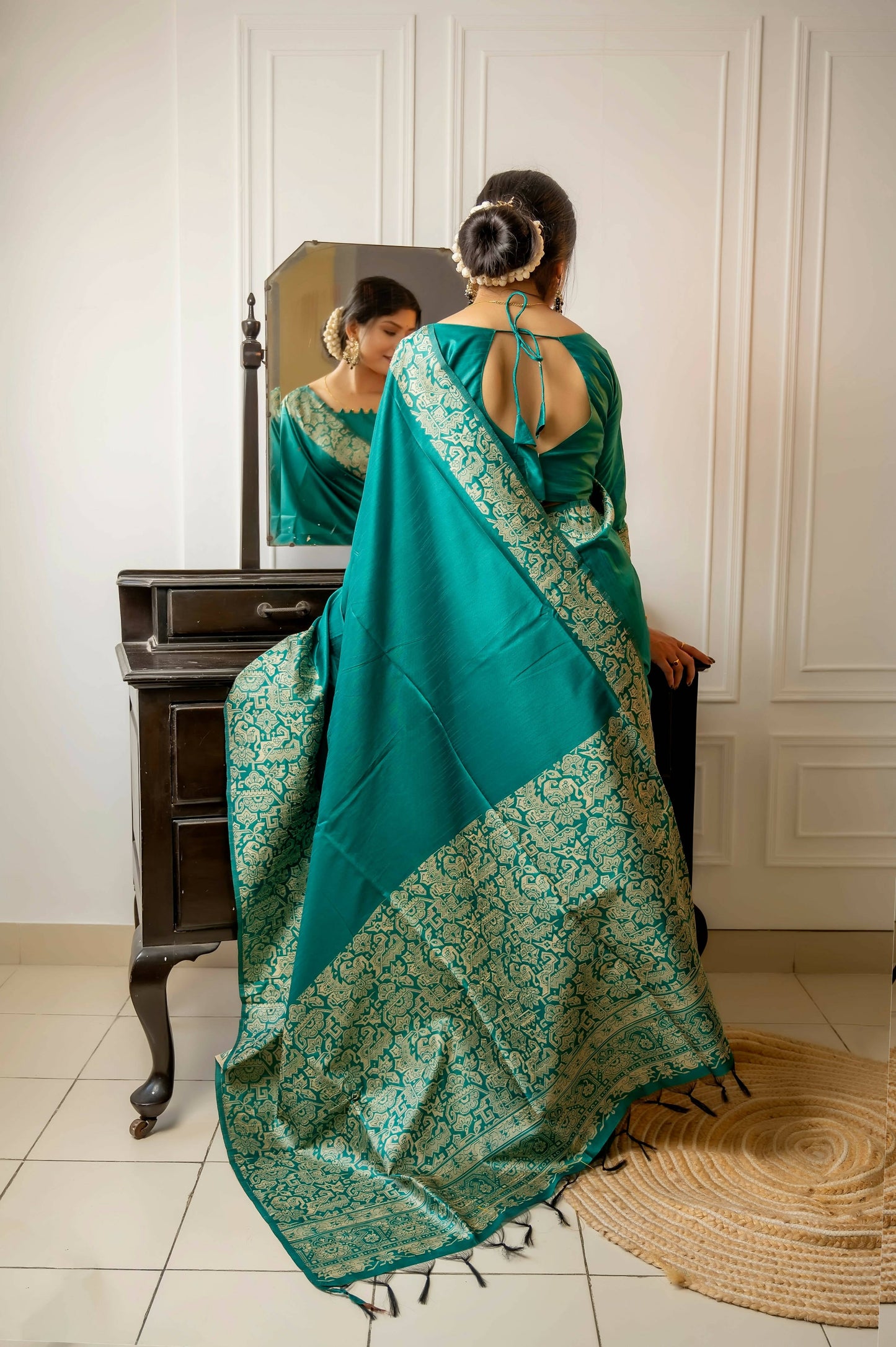 Vishnu Weaves Women's Rama Handloom Raw Silk Woven Border Saree with Unstitched Blouse - Swadesiicart