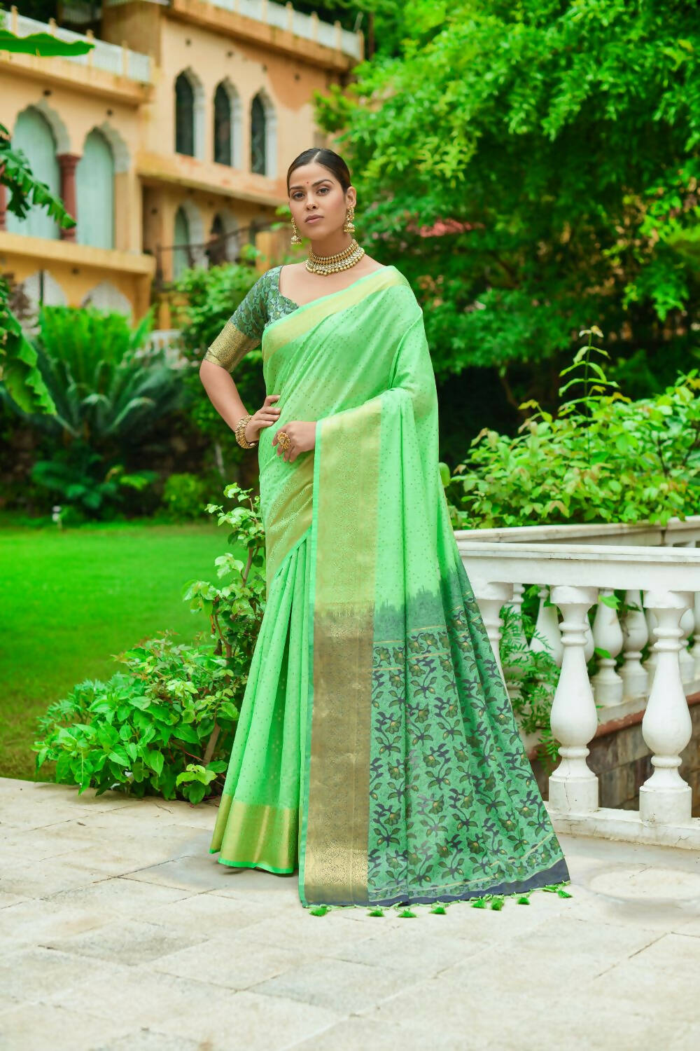 Vishnu Weaves Women's Green Linen Cotton Bandhani Woven Saree with Blouse - Swadesiicart