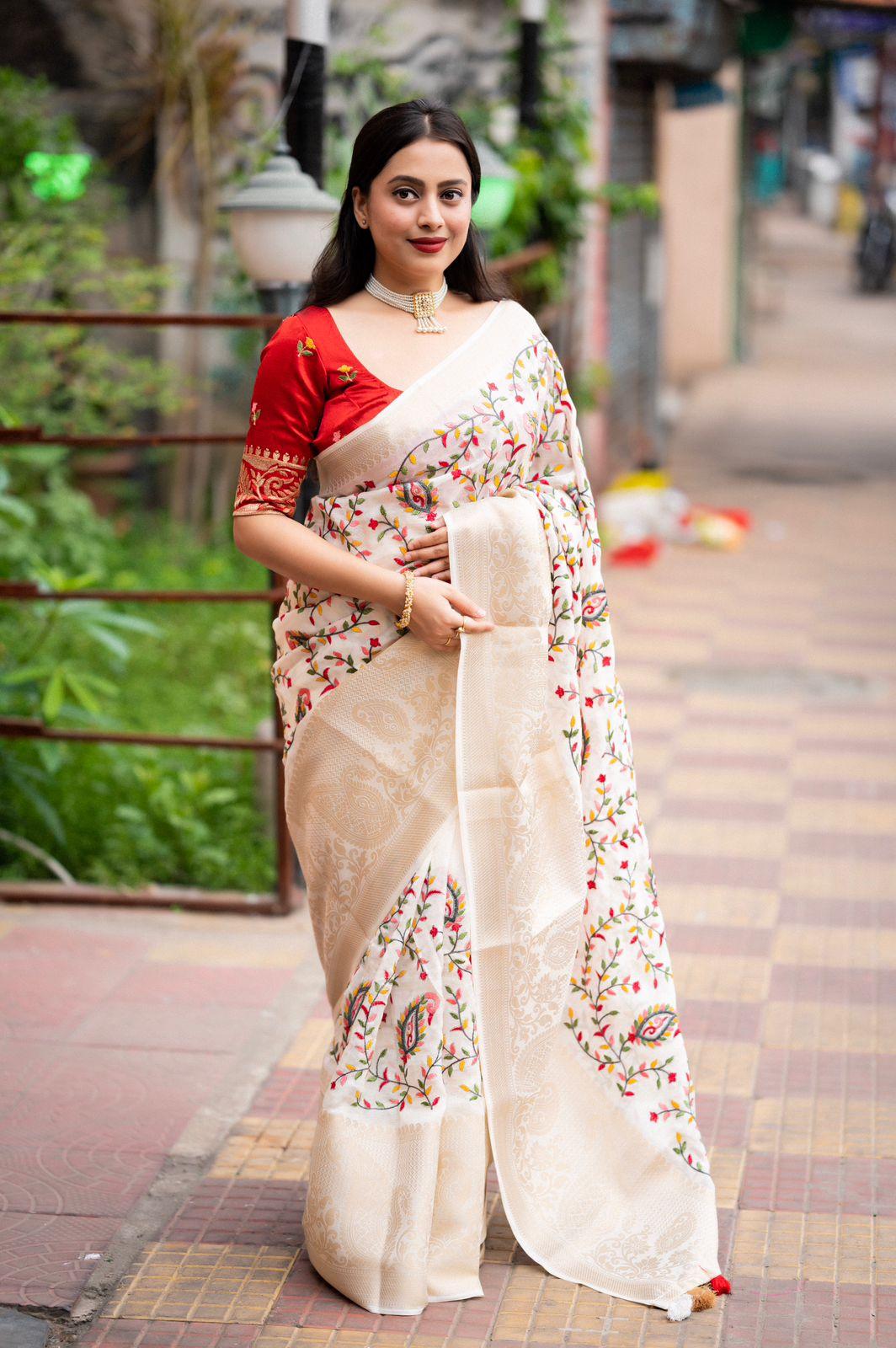 White Jute Silk Ethnic Motifs Saree with Unstitched Blouse - Hiral Fashion | Swadesiicart