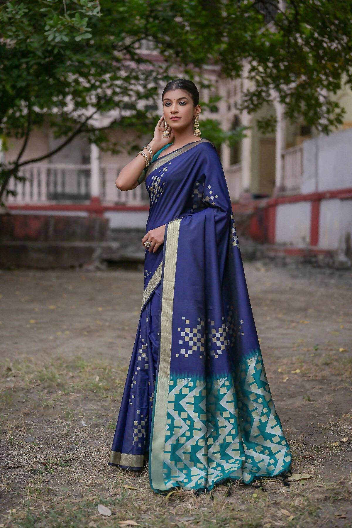 Vishnu Weaves Women's Navy-Blue Soft Silk Zari Woven Saree with Blouse - Swadesiicart