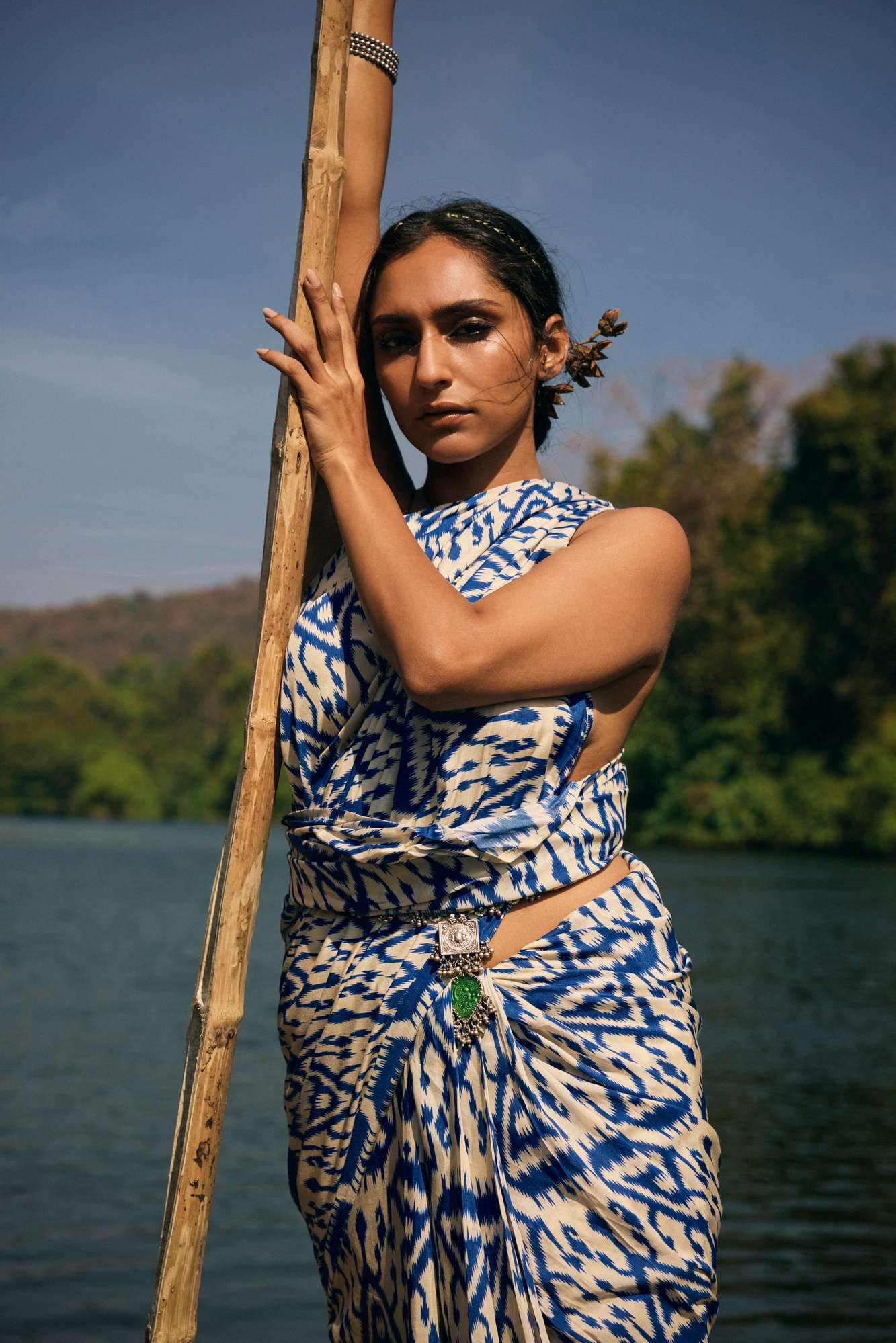 trueBrowns Blue White Muslin Ikat Ready to Wear Saree | Swadesiicart