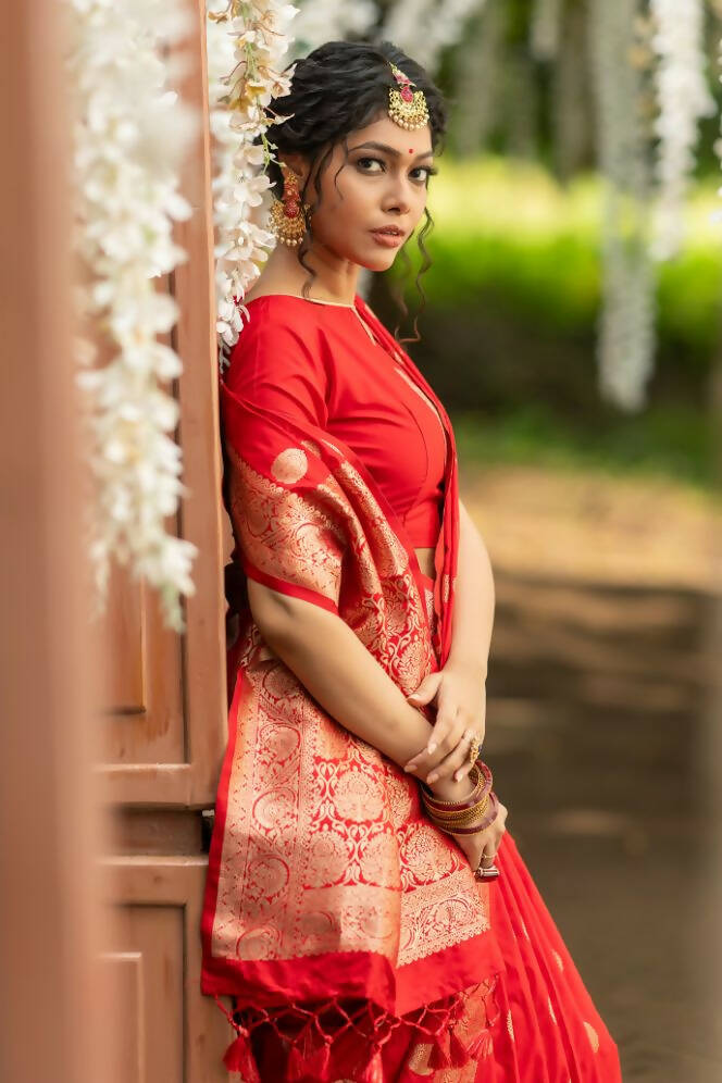 Vishnu Weaves Women's Red Banarasi Silk Floral Zari Woven Saree with Unstitched Blouse - Swadesiicart
