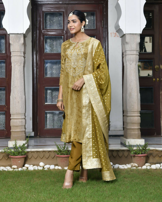 Vaasva Women's Digital Printed Tissue Suit Set With Solid Pant & Brocade Dupatta | Swadesiicart