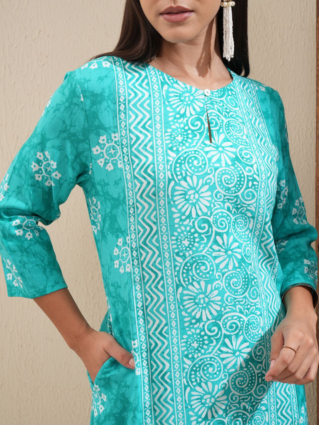 Vishudh Green Floral Printed Keyhole Neck Straight Kurta - Swadesiicart