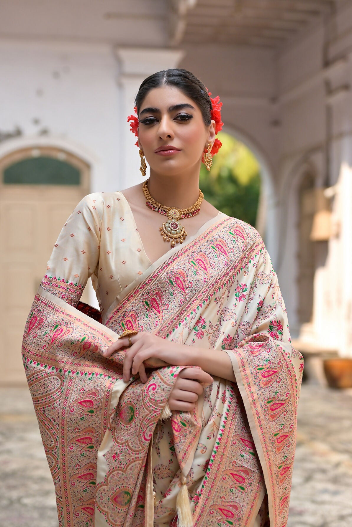 Vishnu Weaves Women's Cream Silk Woven Saree with Blouse - Swadesiicart