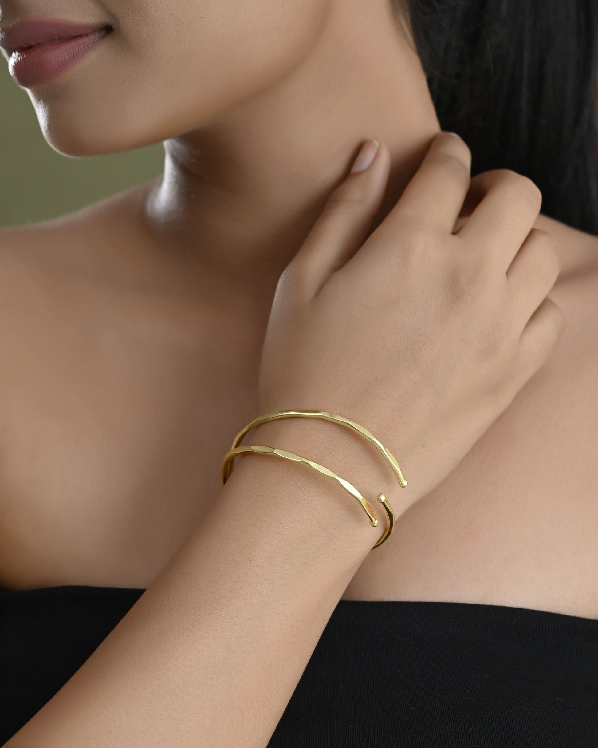 VOJ Gold-Polished Elegent Stylish Kada Bracelet - Swadesiicart