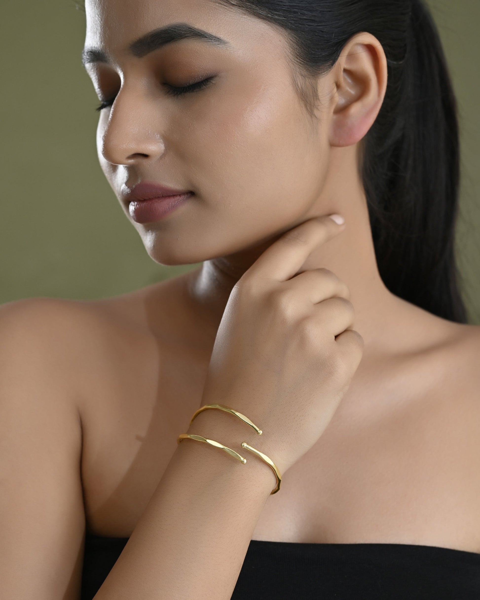 VOJ Gold-Polished Elegent Stylish Kada Bracelet - Swadesiicart