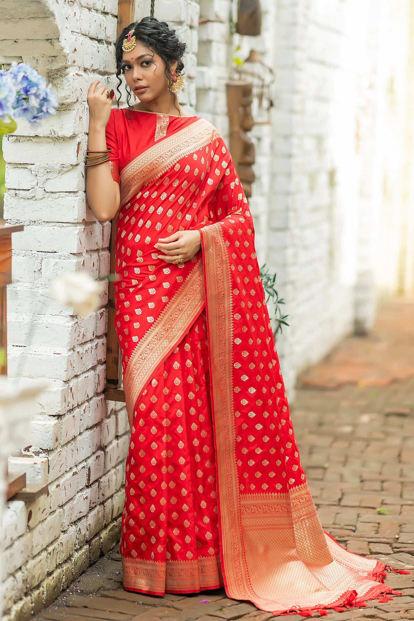 Vishnu Weaves Women's Red Banarasi Silk Zari Woven Saree with Unstitched Blouse - Swadesiicart