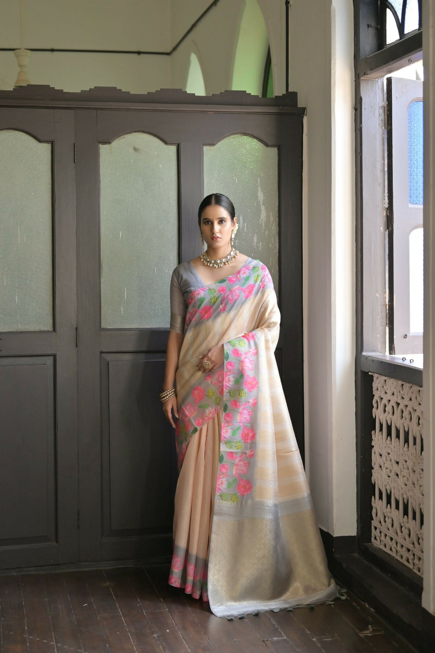 Vishnu Weaves Women's Grey Banarasi Silk Saree with Blouse - Swadesiicart