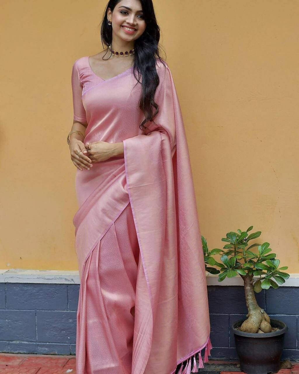 DEIANA'S Beautiful Designer Golden zari Soft Lichi Silk Saree - Pink - Swadesiicart