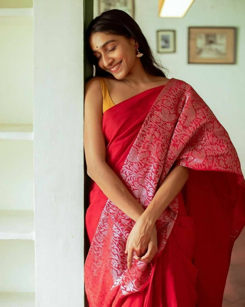 DEIANA'S Beautiful Designer Golden zari Soft Lichi Silk Saree - Red - Swadesiicart