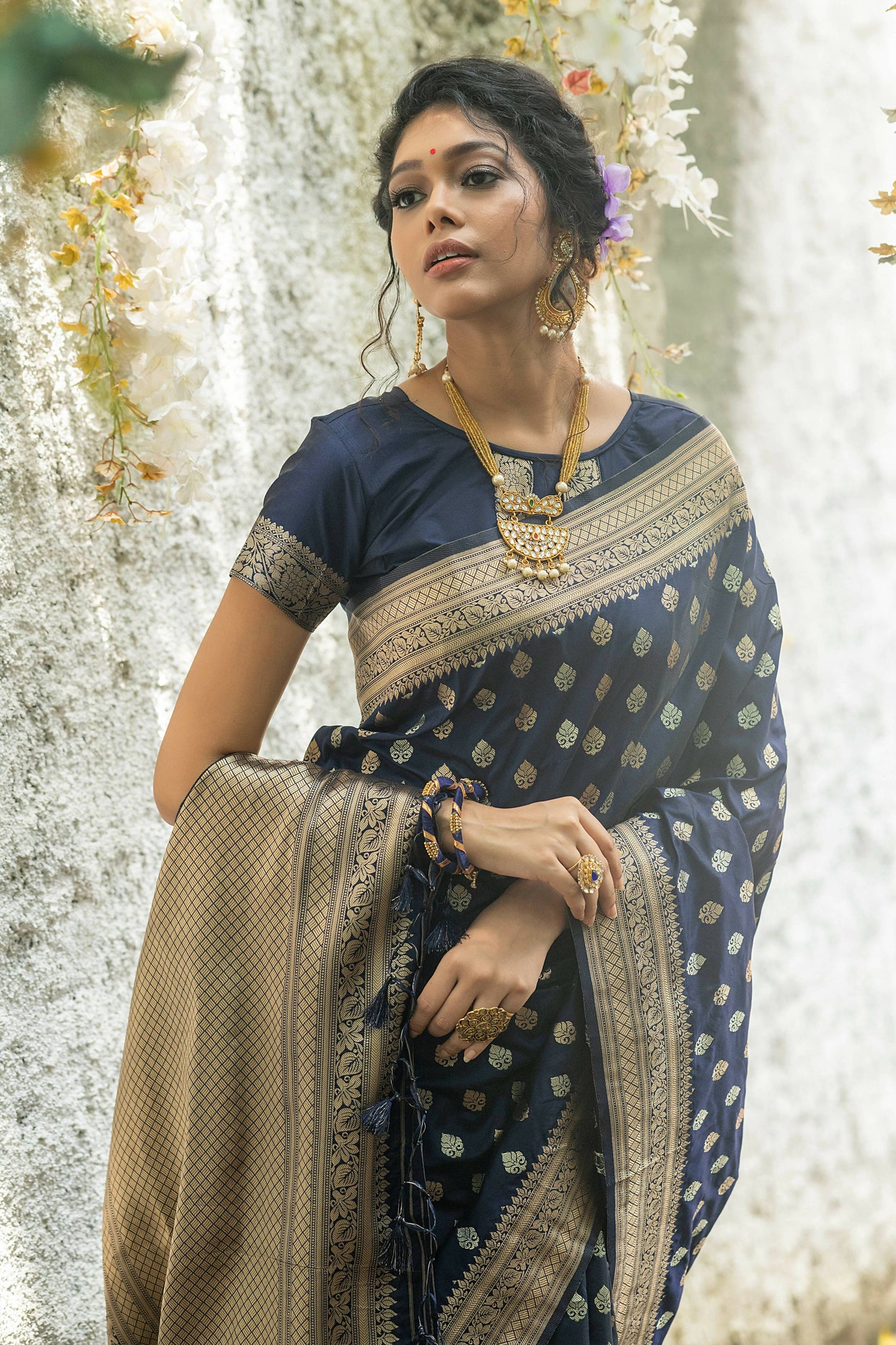 Vishnu Weaves Women's Navy Blue Banarasi Silk Zari Woven Saree with Unstitched Blouse - Swadesiicart