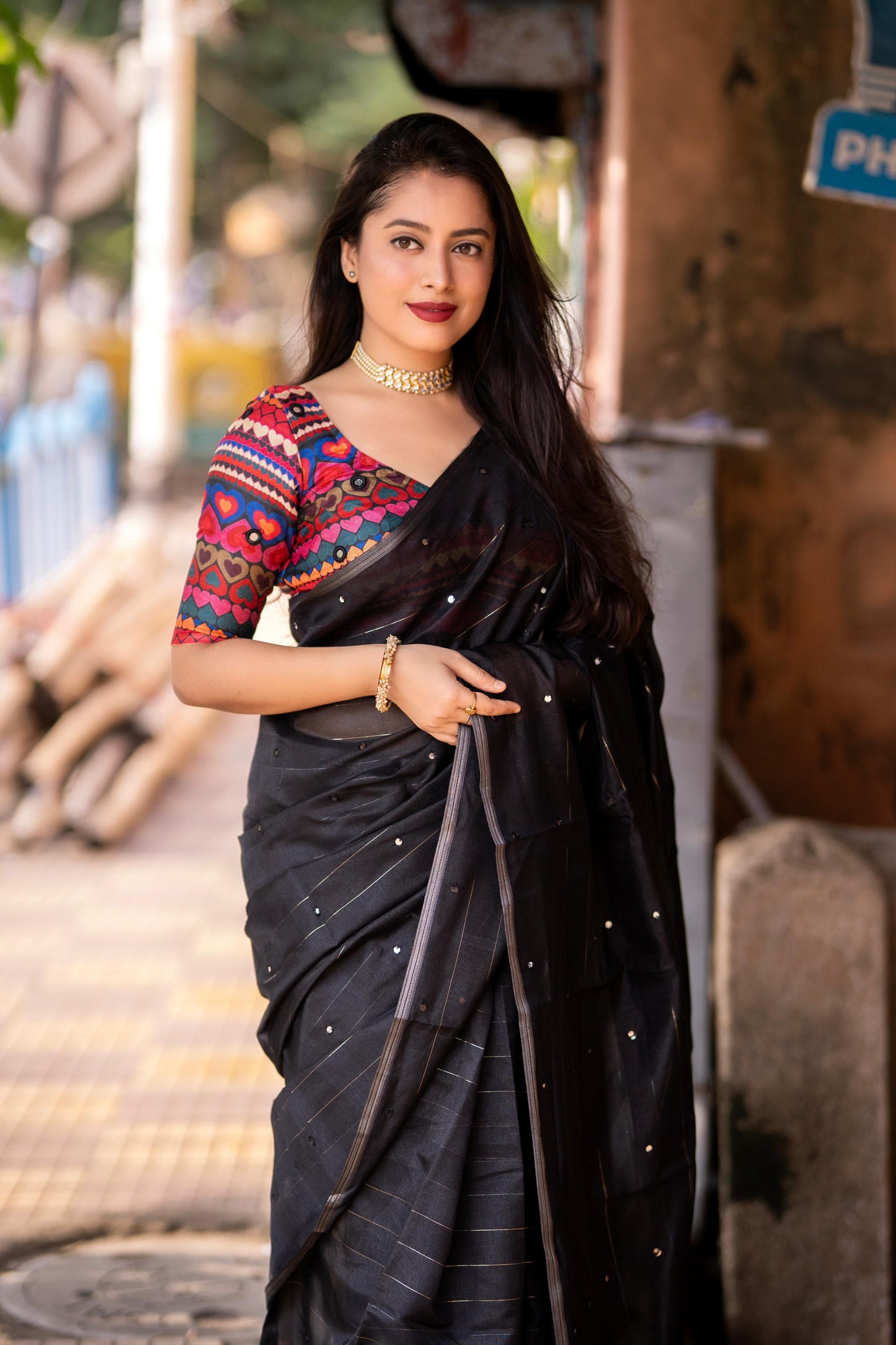 Black Pure Linen Ethnic Motifs Saree with Unstitched Blouse - Hiral Fashion | Swadesiicart