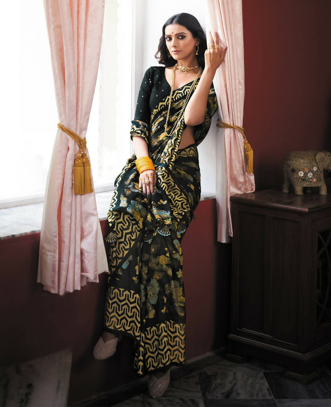 Black Georgette Brasso Floral Printed Saree With Unstitched Blouse Piece - Zyanya