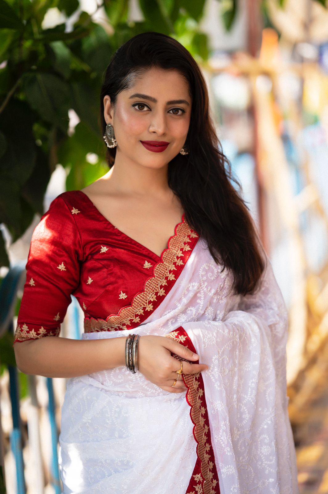 White Pure Georgette Woven Design Saree with Unstitched Blouse - Hiral Fashion | Swadesiicart