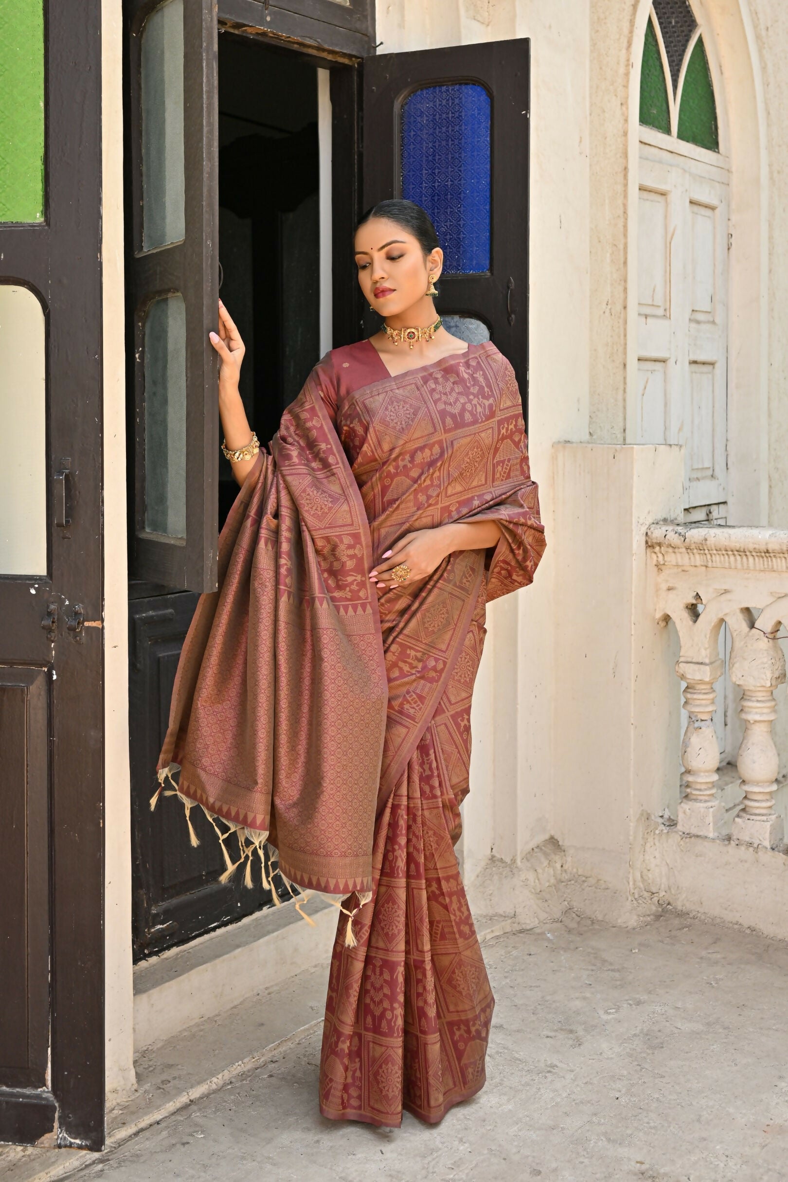 Vishnu Weaves Women's Coffee Handloom Raw Silk Saree with Blouse - Swadesiicart