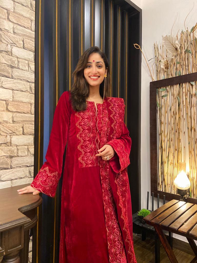trueBrowns Red Velvet Embroidered Slit Kurta | Swadesiicart