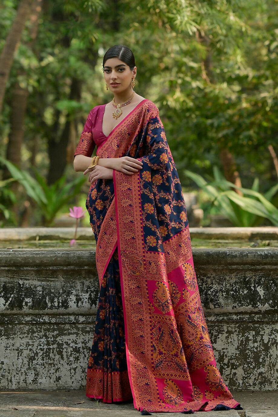 Vishnu Weaves Women's Navy-Blue Pashmina Silk Thread Woven Saree with Blouse - Swadesiicart