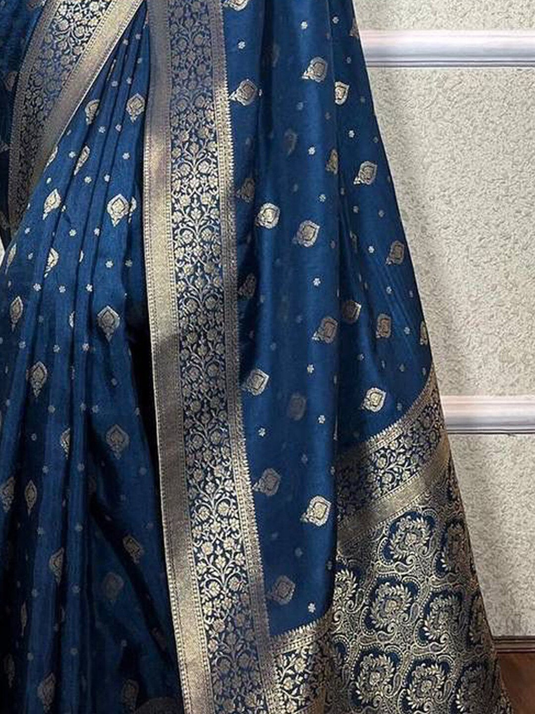 Kalini Ethnic Motifs Woven Design Zari Detailed Banarasi Saree | Swadesiicart