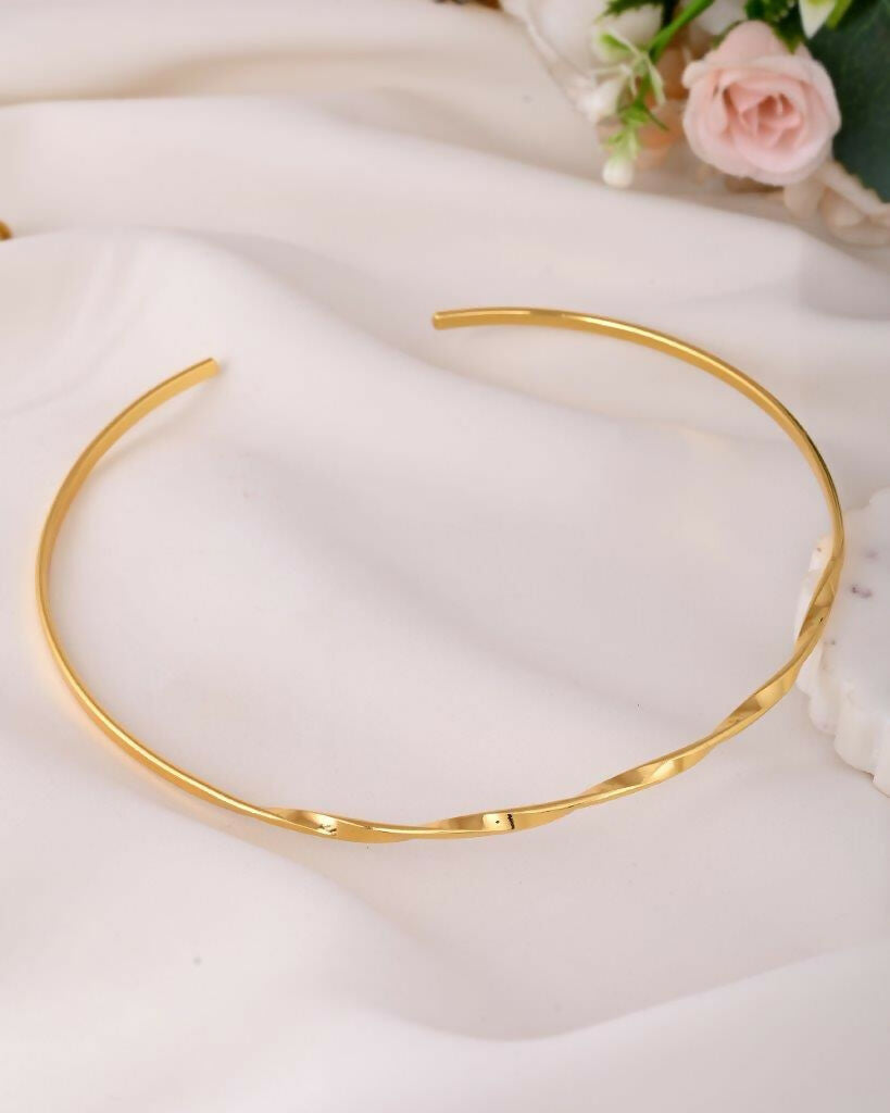 VOJ Gold-Polished Twisted Hasli Necklace | Swadesiicart