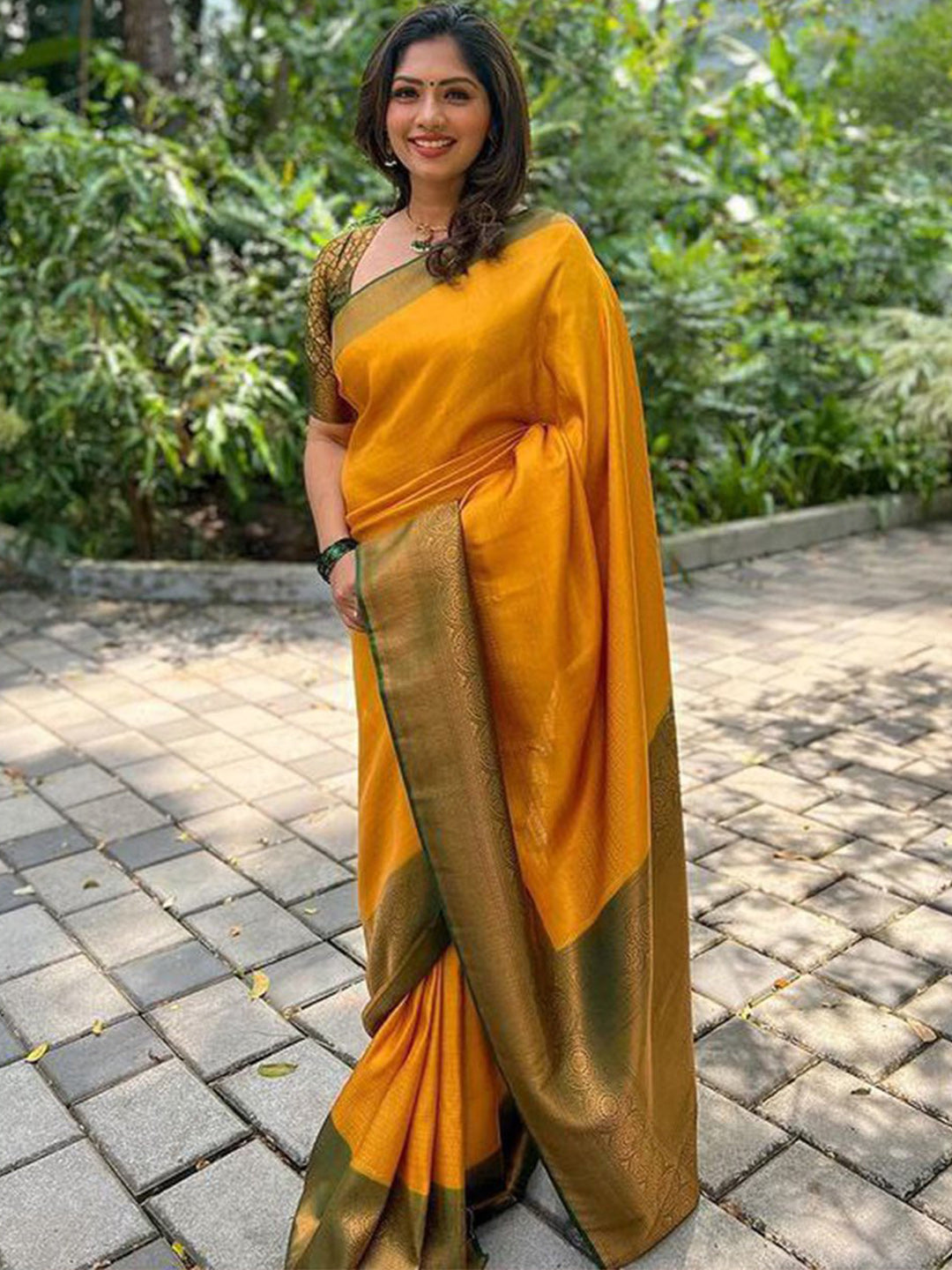 Kalini Ethnic Motif Woven Design Zari Banarasi Saree | Swadesiicart