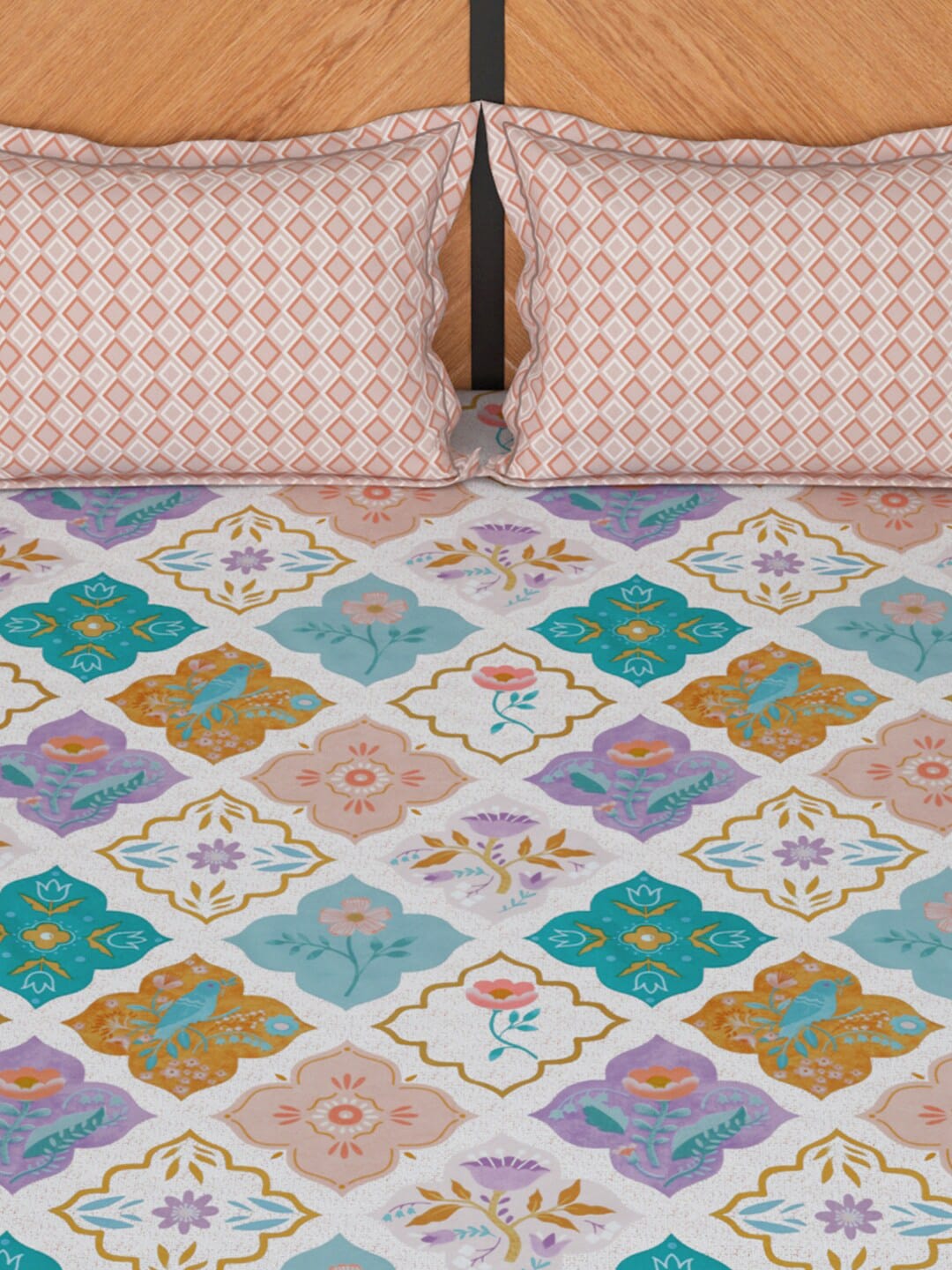 Story@home White & Peach-Coloured 180 TC Queen Bedsheet With 2 Pillow Covers - Swadesiicart