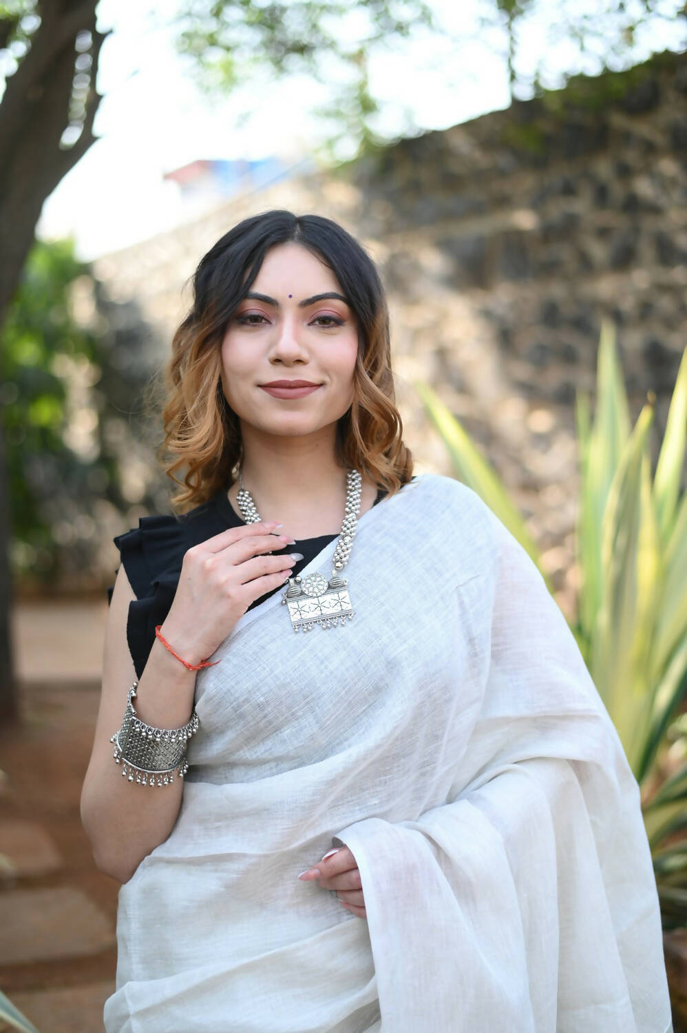 Very Much Indian Pure Linen Saree With Sleek Border And Exclusive Design - Grey | Swadesiicart