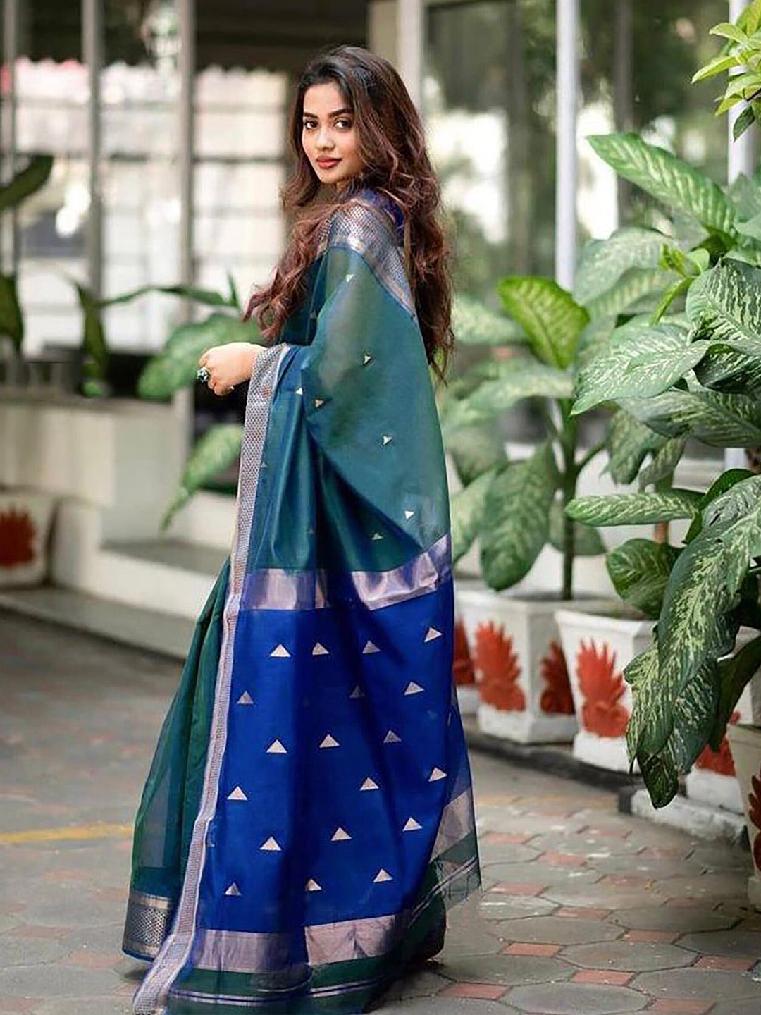 Kalini Geometric Woven Design Zari Banarasi Saree | Swadesiicart